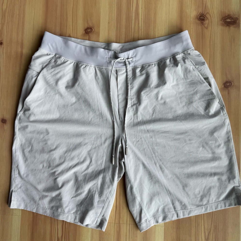 Lulu lemon cream/white shorts